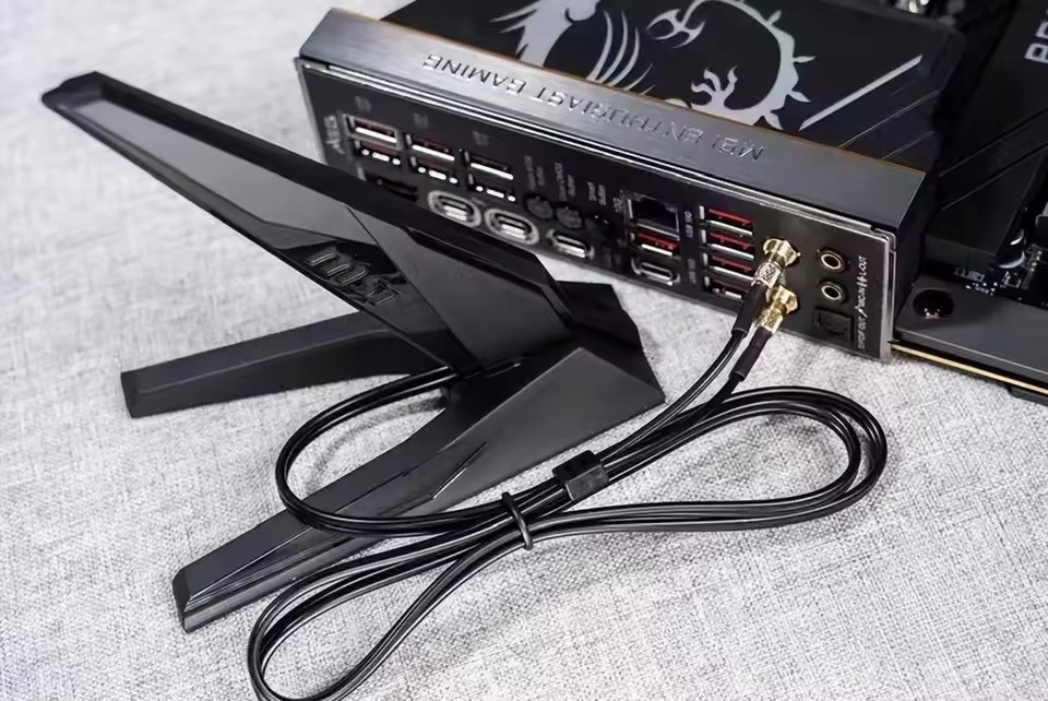 Antenna Wi-Fi 7 MSI Originale  - Z890 Wi-Fi 7 Motherboard recensione e prezzo